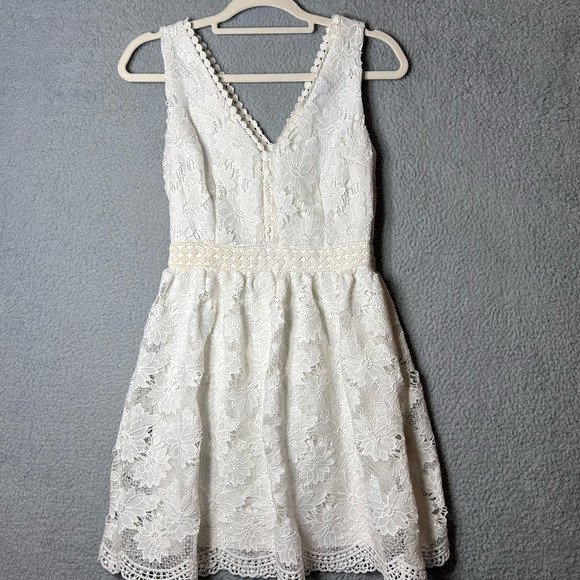 Soieblu Dress Womens Small Cream Deep V Neck Lace Overlay Sleeveless Dress NEW‎ - Picture 1 of 10